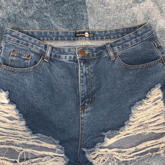 Boohoo distressed high waisted denim shorts - Picture 4 of 6